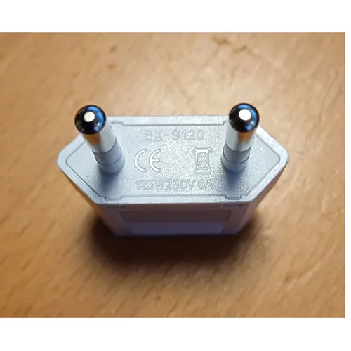 Adaptateur de voyage noir ou blanc avec prise EURO classe II et prise de courant pour prise US classe II type A et schuko.