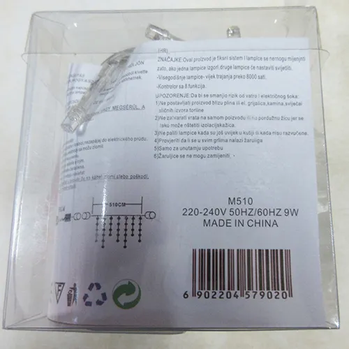 Chaîne d'éclairage avec lumières LED multicolores et une prise qui permet des extensions.