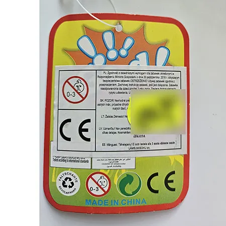 Bouquet de jouet avec une poignée verte et une partie supérieure en forme de boule colorée.