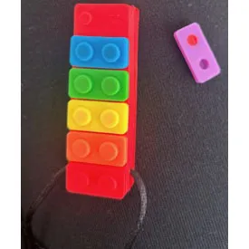 Jouet de dentition en plastique souple coloré, destiné aux bébés. Produit vendu en ligne, notamment via Allegro.pl.