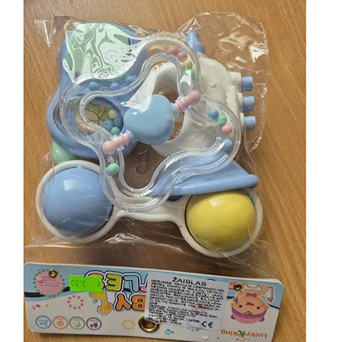 Ensemble de quatre hochets en plastique rigide colorés remplis de plusieurs formes, avec des boules à cliquetis.