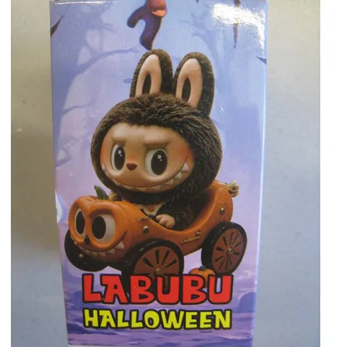 Jouet doux, en plastique et feutre, en forme de poupée Labubu. Le jouet comprend une sangle. Date de production: Juin 2025.