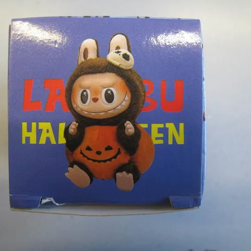 Jouet doux, en plastique et feutre, en forme de poupée Labubu. Le jouet comprend une sangle. Date de production: Juin 2025.