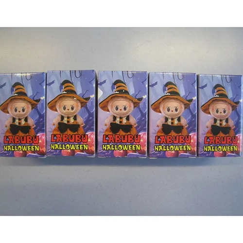 Jouet doux, en plastique et feutre, en forme de poupée Labubu. Le jouet comprend une sangle. Date de production: Juin 2025.