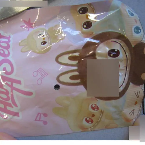 Jouet doux, en plastique et feutre, en forme de poupée Labubu. Le jouet comprend une sangle. Date de production: Juin 2025.