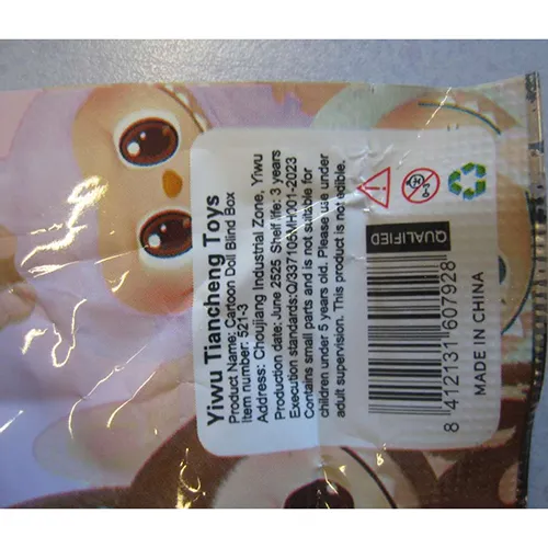 Jouet doux, en plastique et feutre, en forme de poupée Labubu. Le jouet comprend une sangle. Date de production: Juin 2025.