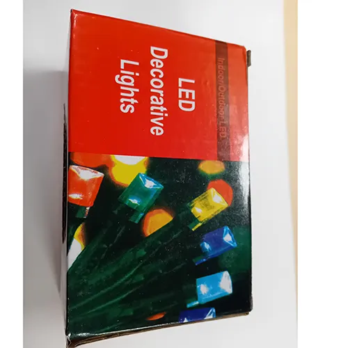 Chaîne d'éclairage avec 100 lumières LED multicolores.