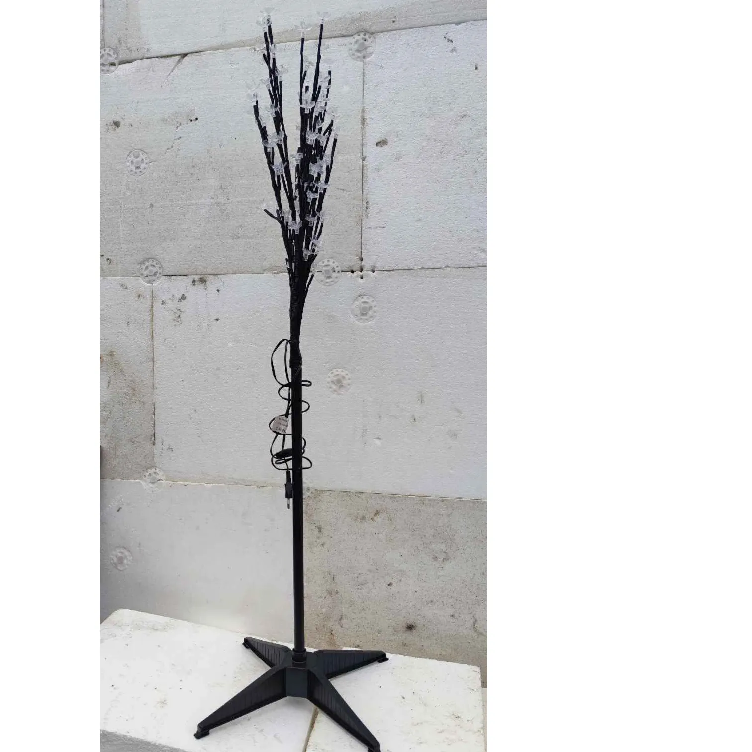 Chaîne d'éclairage jaune avec des lumières LED en forme d'arbre.