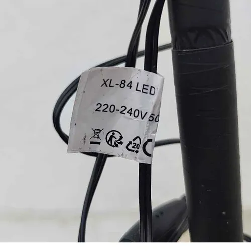 Chaîne d'éclairage jaune avec des lumières LED en forme d'arbre.