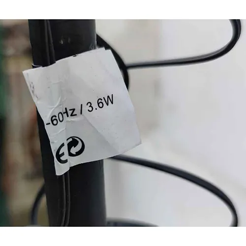 Chaîne d'éclairage jaune avec des lumières LED en forme d'arbre.