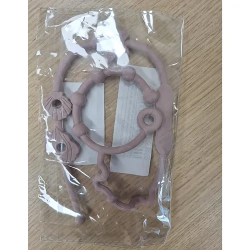 Porte-sucette rose, en silicone. Produit vendu en ligne, notamment via AliExpress (identifiant unique: 1005006996585071).