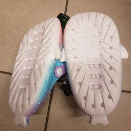 Pantoufles en caoutchouc pour enfants avec un motif de requin en rose et bleu avec une semelle blanche, équipées de sangles de talon violettes, taille 24-25.