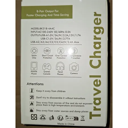 Adaptateur de chargeur jaune, noir et blanc avec 8 sorties USB (4 USB et 4 USB-C).