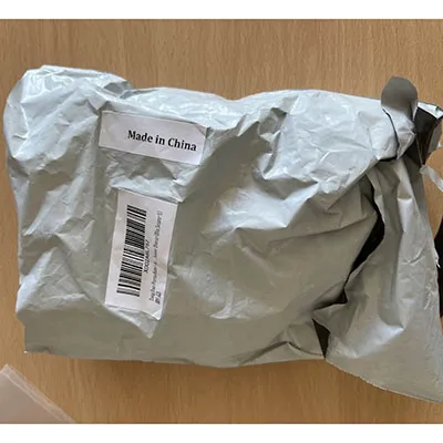 Porte-clés en peluche bleu en forme de lapin avec des pattes en cuir noir et un anneau métallique de couleur dorée. Produit vendu en ligne, notamment via Amazon (ASIN: B0DM5C9786).