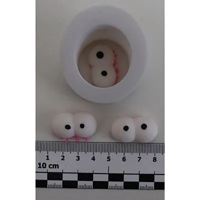 Jouet compressible en forme de chenille avec de grands yeux.