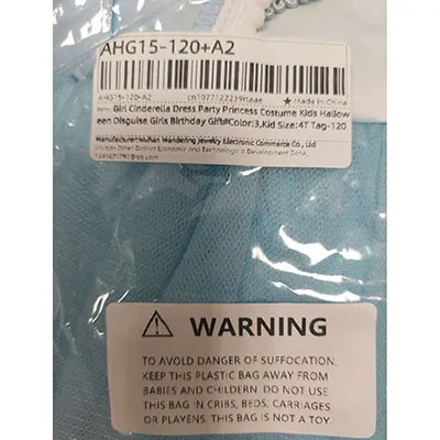 Costume de fantaisie composé d'une robe inspirée de Cendrillon, d'un collier en plastique avec un pendentif de pantoufle, de boucles d'oreilles en plastique, d'une tiare en plastique, d'une baguette en plastique avec un faux papillon diamant et d'un arc en tissu à attacher avec une épingle de sécurité. Taille de la robe: 120 cm. Produit vendu en ligne, notamment via AliExpress (identifiant unique: 1005006306770833).