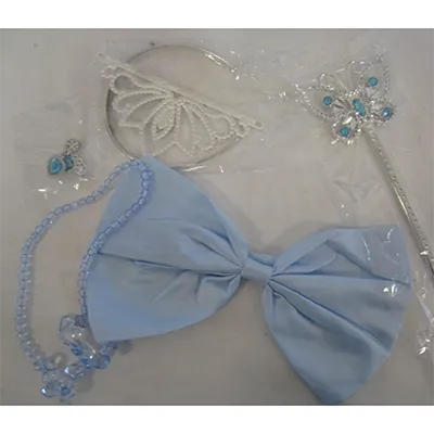 Costume de fantaisie composé d'une robe inspirée de Cendrillon, d'un collier en plastique avec un pendentif de pantoufle, de boucles d'oreilles en plastique, d'une tiare en plastique, d'une baguette en plastique avec un faux papillon diamant et d'un arc en tissu à attacher avec une épingle de sécurité. Taille de la robe: 120 cm. Produit vendu en ligne, notamment via AliExpress (identifiant unique: 1005006306770833).