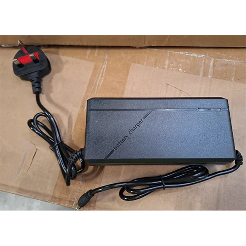 Chargeur de batterie avec prise murale attachée.