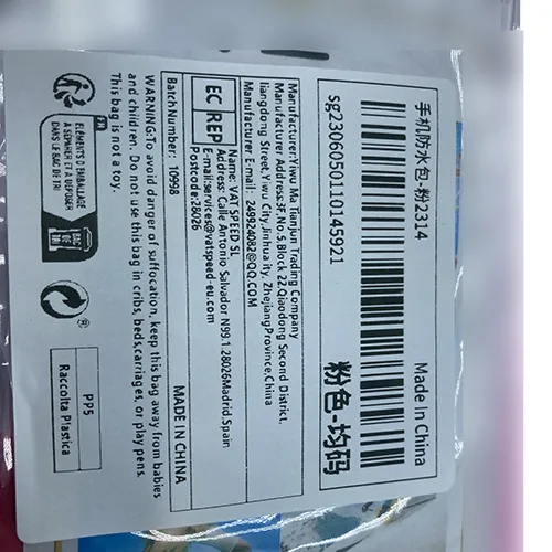 Sac en plastique souple transparent avec une fermeture à glissière en plastique dur. Produit vendu en ligne, notamment via Shein.