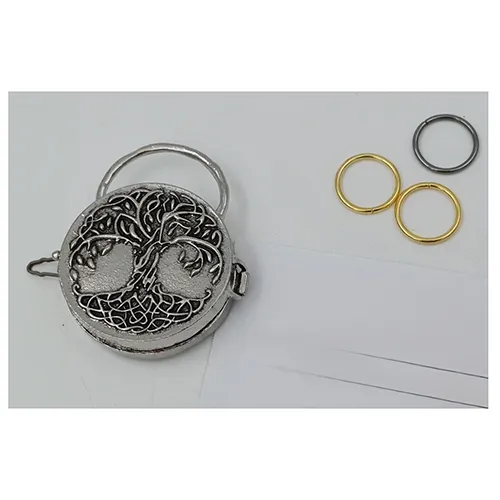 Serrure pendentif. Produit vendu en ligne, notamment via HobbyHall.fi (ID: 90240198).