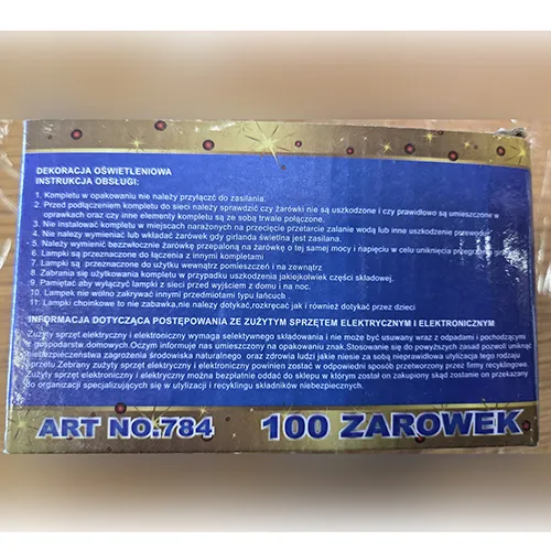 Chaîne d'éclairage avec 100 lumières LED rouges. Tension de 230V, fréquence de 50Hz, puissance de 7W.