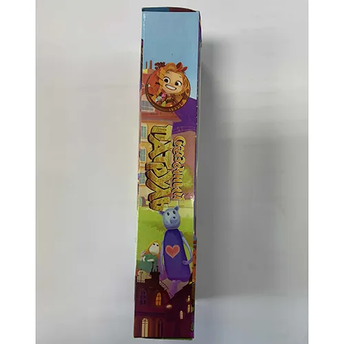 Poupée en plastique inspirée de la série animée Fairytale Patrol. La poupée est vêtue d'une robe rose et framboise et a de longs cheveux foncés.