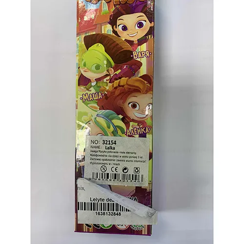 Poupée en plastique inspirée de la série animée Fairytale Patrol. La poupée est vêtue d'une robe rose et framboise et a de longs cheveux foncés.