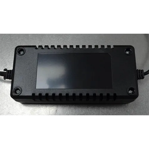 Lampadaire avec une prise murale et une alimentation électrique. Produit vendu en ligne, notamment via Amazon (ASIN: B0DRYCQHJT).