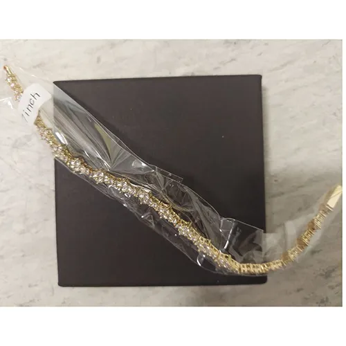 Bracelet en métal doré avec strass. Produit vendu en ligne, notamment via AliExpress (identifiant unique: 1005007161804011).