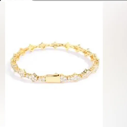 Bracelet en métal doré avec strass. Produit vendu en ligne, notamment via AliExpress (identifiant unique: 1005007161804011).
