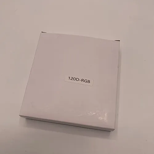 Ventilateur RVB noir et blanc. Produit vendu en ligne, notamment via nordiccom.se.