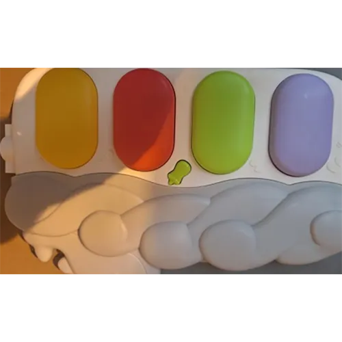 Tapis de jeu pour enfants contenant plusieurs boutons et autres accessoires de stimulation.