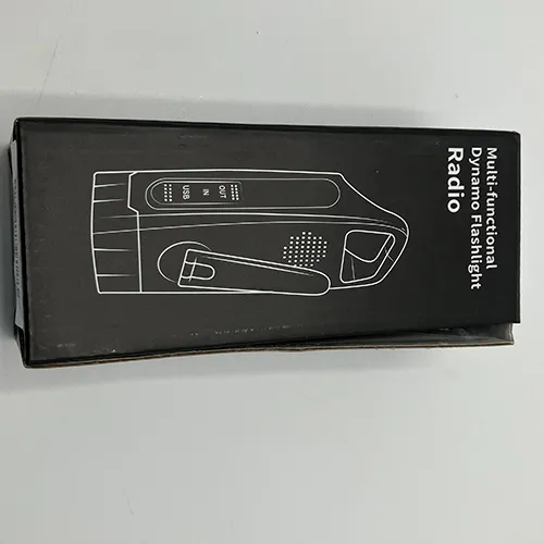 Radio d'urgence en coque en plastique dur, munie d'un bracelet en textile. Produit vendu en ligne, notamment via www.tacticalstore.se.