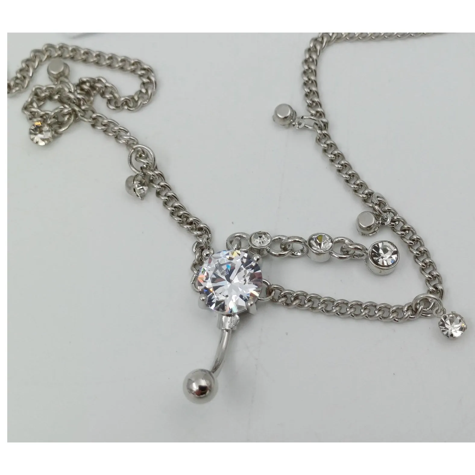 Bijoux perçants pour le corps. Produit vendu en ligne, notamment via Temu.