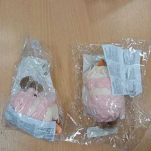 Porte-clés avec un jouet doux en forme de gâteau d'anniversaire avec des yeux en plastique et un fermoir en métal doré. Produit vendu en ligne, notamment via TikTok.