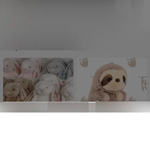 Porte-clés avec un jouet doux en forme de gâteau d'anniversaire avec des yeux en plastique et un fermoir en métal doré. Produit vendu en ligne, notamment via TikTok.