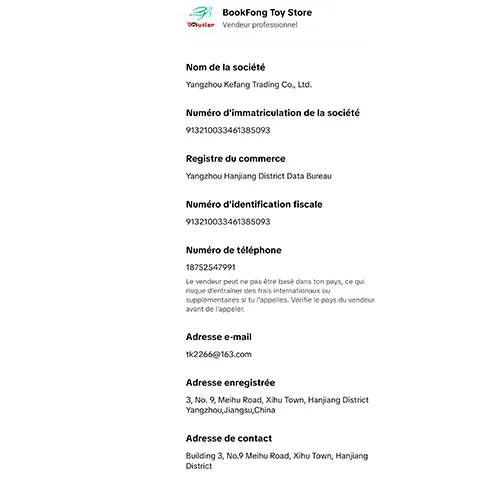 Porte-clés avec un jouet doux en forme de gâteau d'anniversaire avec des yeux en plastique et un fermoir en métal doré. Produit vendu en ligne, notamment via TikTok.