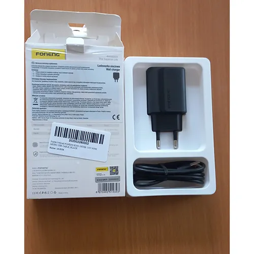 Chargeur USB avec câble.