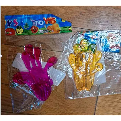 Jouet collant en plastique sous la forme d'une main avec un cordon. Produit vendu en ligne, notamment via Wish.