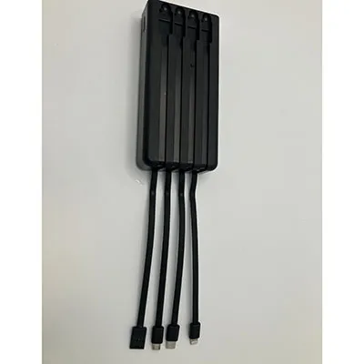 Banque d'alimentation noire, d'environ 25 cm de longueur, avec un panneau solaire, un écran LCD et quatre câbles de chargeur intégrés et deux sorties USB. Produit vendu en ligne, notamment via ovbutiken.se.