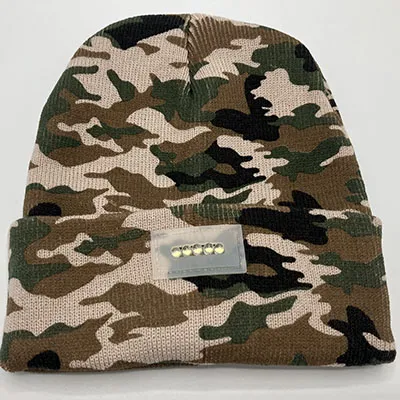 Bonnet à motifs de camouflage équipé de lumières LED. Produit vendu en ligne, notamment via teknikproffset.se.