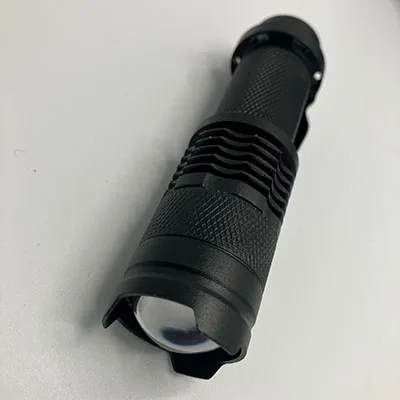 Boîte en plastique noire, d'environ 35 cm x 15 cm, contenant un assortiment d'accessoires de préparation, par exemple une petite lampe de poche, une couverture d'urgence et un outil polyvalent. Produit vendu en ligne, notamment via teknikproffset.se.