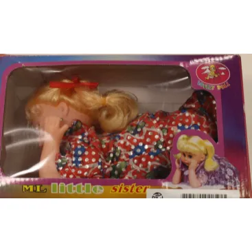 Poupée à piles avec des cheveux blonds attachés en deux queues de cheval avec des nœuds rouges, vêtue d'une robe rouge avec des pois.