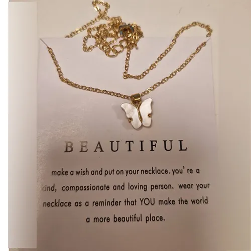 Collier avec pendentif papillon. Produit vendu en ligne, notamment via www.accessoirer.no.