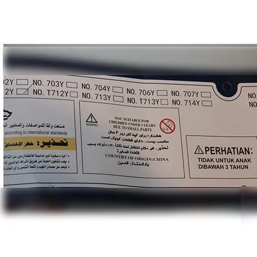 Jouet pistolet à eau et sac à dos avec un récipient d'eau en plastique en forme de girafe ronde. Il a un trou en haut et un connecteur à vis en bas. Produit vendu en ligne, notamment via Alibaba et Frugoo.