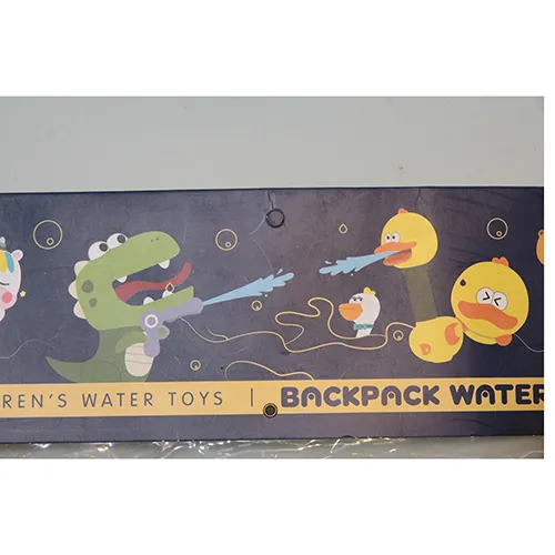 Jouet pistolet à eau et sac à dos avec un récipient d'eau en plastique en forme de girafe ronde. Il a un trou en haut et un connecteur à vis en bas. Produit vendu en ligne, notamment via Alibaba et Frugoo.