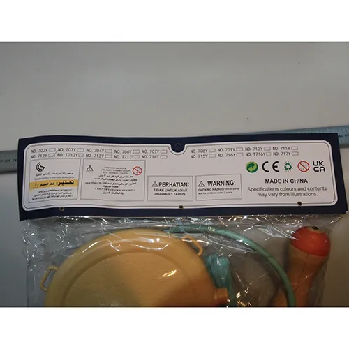 Jouet pistolet à eau et sac à dos avec un récipient d'eau en plastique en forme de girafe ronde. Il a un trou en haut et un connecteur à vis en bas. Produit vendu en ligne, notamment via Alibaba et Frugoo.