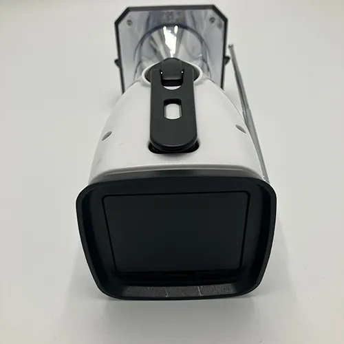 Lanterne de camping grise 8 LED avec radio FM, environ 25 cm de hauteur. Alimenté par manivelle, panneau solaire ou piles AA. Produit vendu en ligne, notamment via teknikproffset.se.