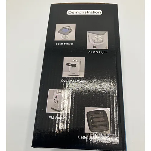 Lanterne de camping grise 8 LED avec radio FM, environ 25 cm de hauteur. Alimenté par manivelle, panneau solaire ou piles AA. Produit vendu en ligne, notamment via teknikproffset.se.