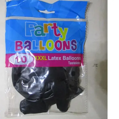 Dix ballons noirs.
